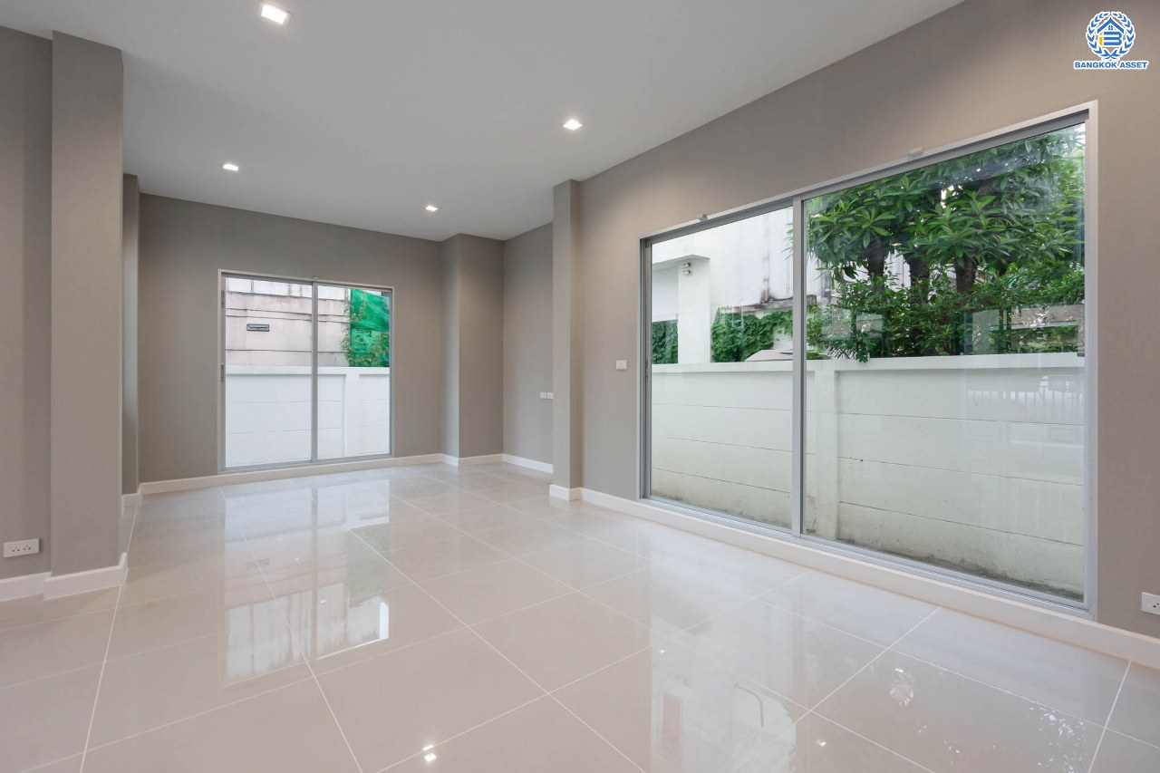 บ้านมือสองตกแต่งใหม่ โครงการ ไลฟ์บางกอกบูเลอวาร์ด ราชพฤกษ์-รัตนาธิเบศร์ เนื้อที่ 63 ตร.ว. ดีไซน์ตอบทุกไลฟ์สไตล์ ฟังก์ชัน 3 ห้องนอน 5 ห้องน้ำ 1 ห้องแม่บ้าน จอดรถได้ 2 คัน บนทำเลติดถนนราชพฤกษ์ ใกล้โรงเรียนเด่นหล้า  ห้าง Robinson Lifestyle Ratchaphruek เชื่อมต่อทุกเส้นทาง ใกล้รถไฟฟ้าสายสีชมพู "สถานีปากเกร็ด" และจุดขึ้นทางด่วน "ศรีรัช"